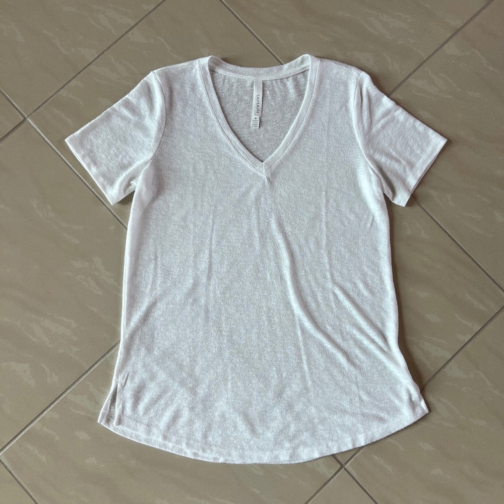 #2150 TAHARI Tee White t shirt V neck Small